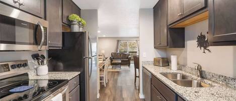 Jääkaappi, mikroaaltouuni, uuni, liesi