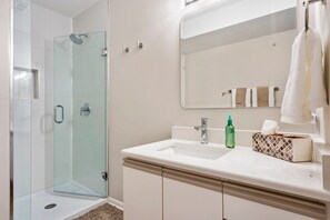 Regadera, secadora de cabello, toallas 