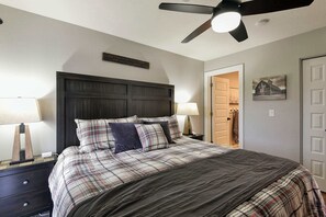 2 Schlafzimmer, Schreibtisch, Bügeleisen/Bügelbrett, Reisekinderbett