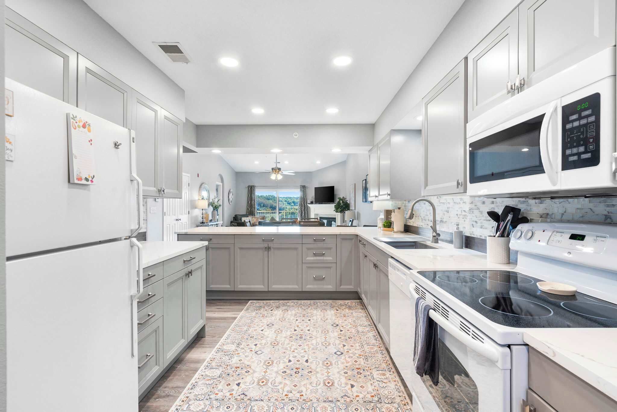 ثلاجة، ميكروويف، فرن، موقد طهي مسطح