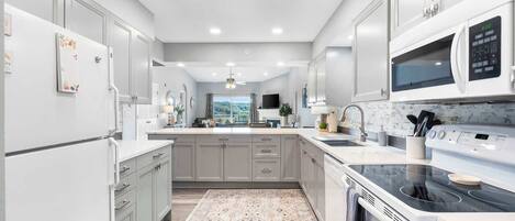 Réfrigérateur, micro-ondes, four, plaque de cuisson