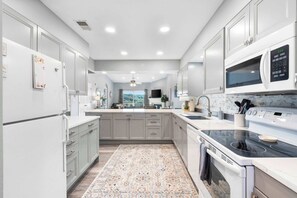 Fridge, microwave, oven, stovetop - Great Escape II – Resort Style 2 BDR Condo on Golf Course w/ Pool! (Branson)