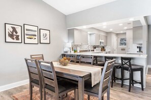 Dining - Great Escape II – Resort Style 2 BDR Condo on Golf Course w/ Pool! (Branson)