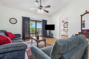 Televisión, reproductor de DVD y oficina