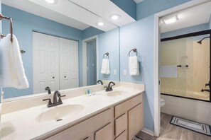 Douche, sèche-cheveux, serviettes fournies, shampoing