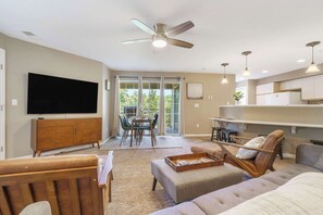 Fernseher, DVD-Player, Arbeitsbereiche