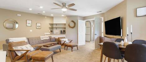 Televisión, reproductor de DVD y oficina