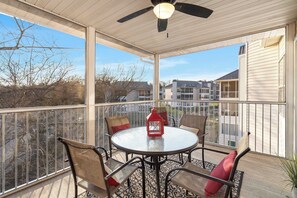 Outdoor dining - Lazy Lookout Mo – Spacious 3 BDR, Great Location! (Branson)