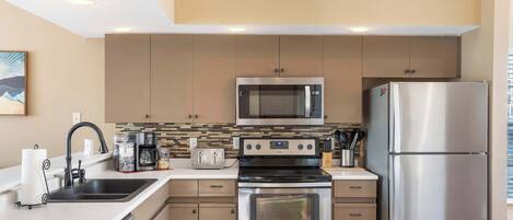 Kühlschrank, Mikrowelle, Ofen, Herdplatte