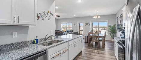 Frigorífic, microones, cafetera i tetera i torradora