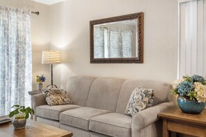 TV, fireplace - Valley View Treehouse | Holiday Hills Branson | Golf Resort | Outdoor Pools (Branson)