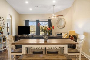 Fernseher, DVD-Player, Arbeitsbereiche