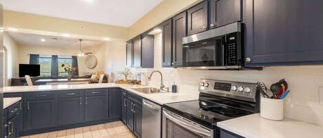 KĂŒhlschrank, Mikrowelle, Ofen, Herdplatte