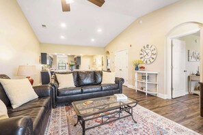 Fernseher, DVD-Player, Arbeitsbereiche