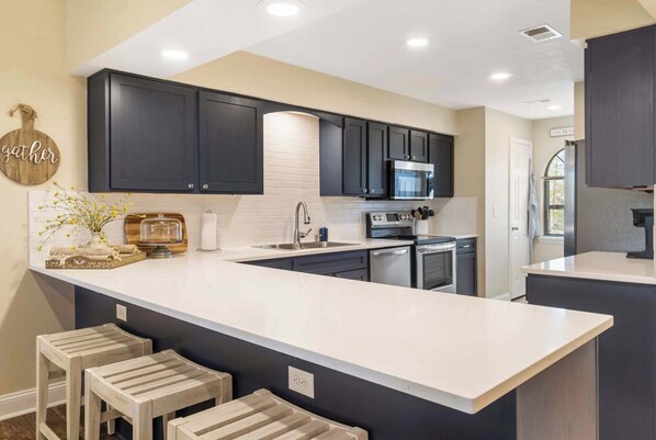 冷蔵庫、電子レンジ、オーブン、コンロ