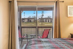 2 عدّة غرف نوم ومكواة/لوح كي وسرير سفر وواي فاي