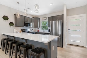 Køleskab, mikrobølgeovn, ovn, kogeplade