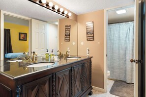 Douche, sèche-cheveux, serviettes fournies