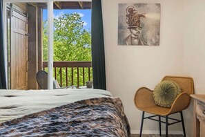 2 bedrooms, iron/ironing board, travel crib, WiFi