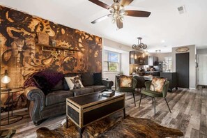 TV, fireplace, DVD player, offices - Time Traveler Suite | Private Balcony (Branson)