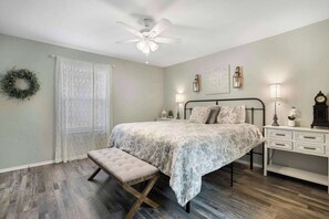 3 slaapkamers, een strijkplank/strijkijzer, reisbedje, wifi