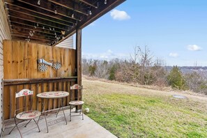 Outdoor dining - Epic Branson Skyline Sunsets – Secluded Sanctuary! (Branson)