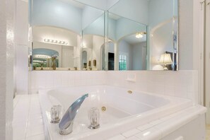 Ducha, secador de pelo y toallas