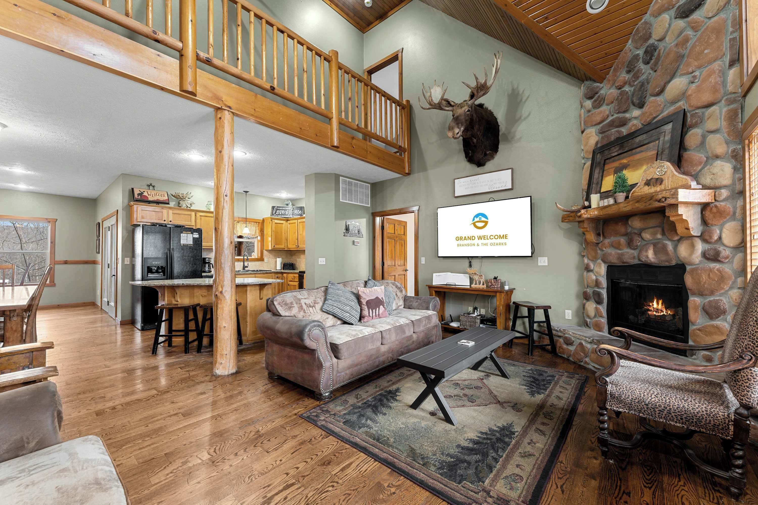 Een televisie en een open haard