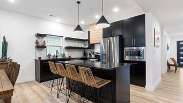 ثلاجة، ميكروويف، فرن، موقد طهي مسطح