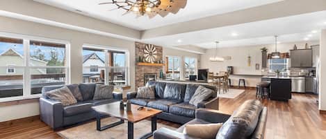 Televisión, chimenea y oficina