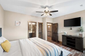 5 bedrooms, iron/ironing board, travel cot, WiFi - The Rock at Branson Cove – 5 BDR on Table Rock! (Hollister)