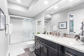 Shower, hair dryer, towels - Great Escape Duo Summ (Branson)