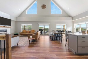 Televisio, takka, pöytäjalkapallopöytä, työhuone