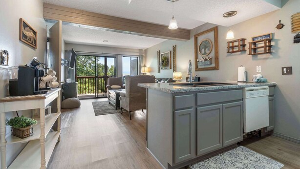 Eine moderne Küche mit Kochinsel, integrierten Geräten und einem Essbereich mit Blick.