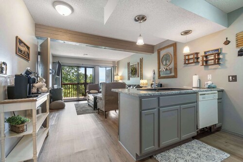 Black Bear Lodge | 1 Mile from Silver Dollar City
