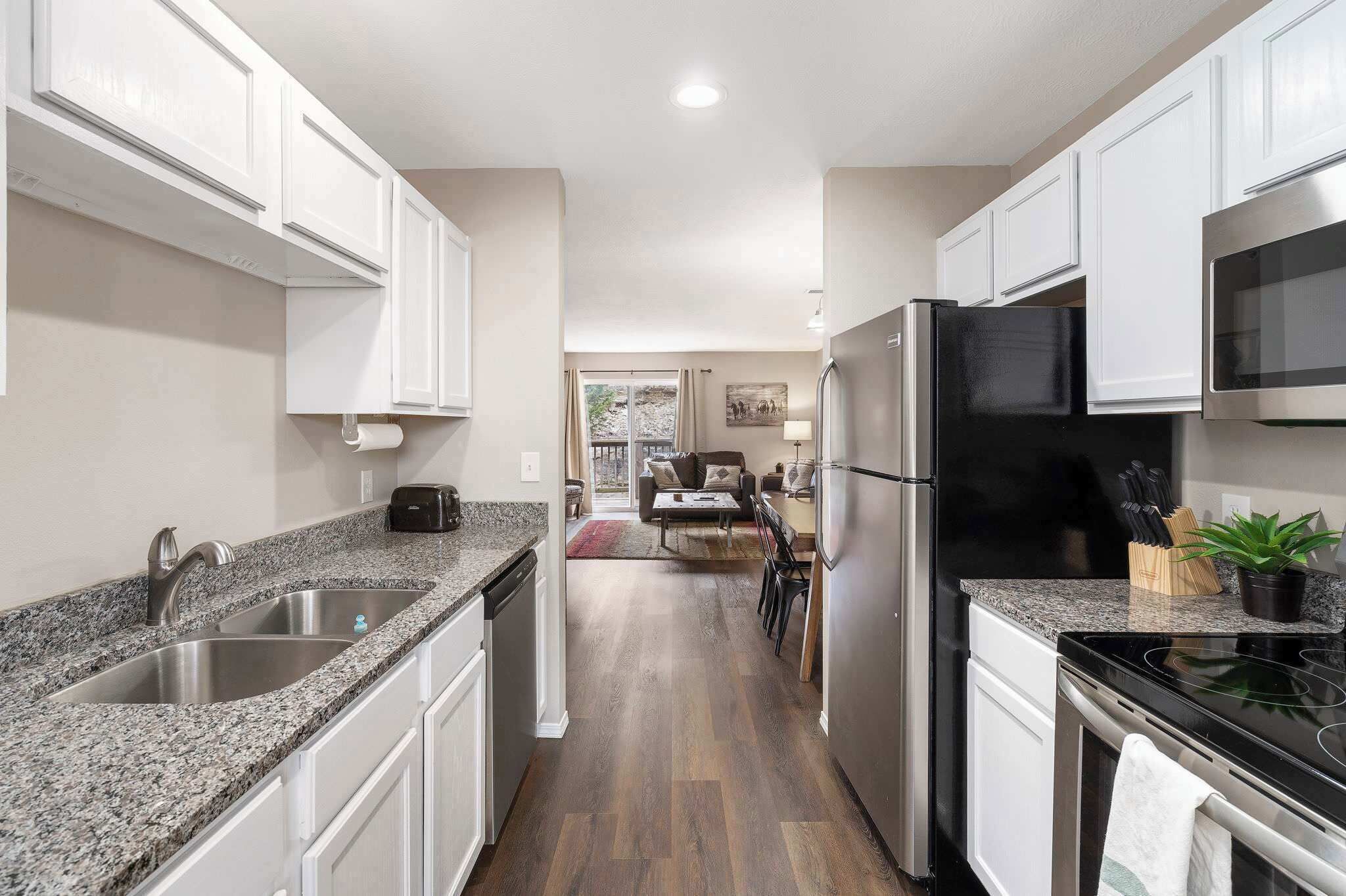 Kylskåp, mikrovågsugn, ugn och spishäll