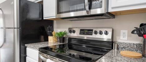 Køleskab, mikrobølgeovn, ovn, kogeplade