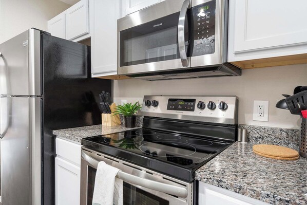 Køleskab, mikrobølgeovn, ovn, kogeplade