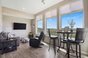 TV - Majestic View Getaway w/ Beautiful Lake Views! (Branson)