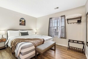1 habitación, tabla de planchar con plancha, cuna de viaje y wifi 