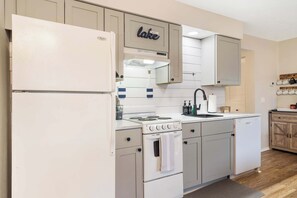 Réfrigérateur, four à micro-ondes, un four, surface de cuisson