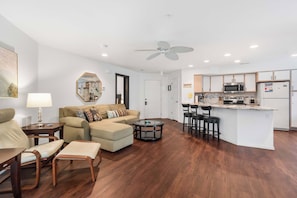 Fernseher, DVD-Player, Arbeitsbereiche