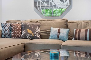 Televisie, een dvd-speler en een kantoor