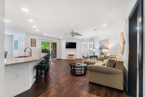 Lake Hideaway – Waterfront Condo w/ Resort Perks!