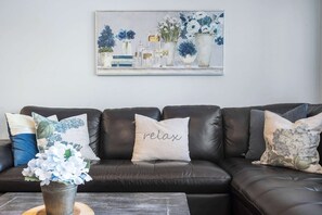 Televisión, reproductor de DVD, libros y oficina 