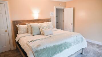 4 slaapkamers, een strijkplank/strijkijzer, gratis wifi, beddengoed