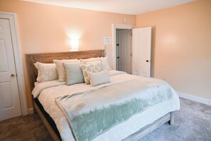 4 bedrooms, iron/ironing board, free WiFi, bed sheets - Charming 4-bed Farmhouse. Minutes to Bristol Mountain, Finger Lakes, Wineries. (Naples)