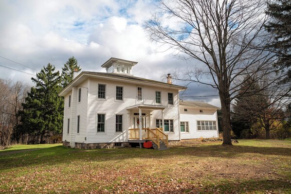 Exterior - Charming 4-bed Farmhouse. Minutes to Bristol Mountain, Finger Lakes, Wineries. (Naples)