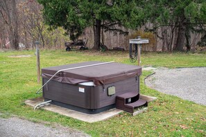 Outdoor spa tub - Charming 4-bed Farmhouse. Minutes to Bristol Mountain, Finger Lakes, Wineries. (Naples)