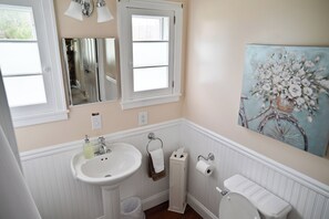 Hair dryer, towels, soap, shampoo - Charming 4-bed Farmhouse. Minutes to Bristol Mountain, Finger Lakes, Wineries. (Naples)
